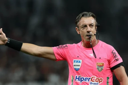 Raphael Claus durante partida do Paulistão 2026