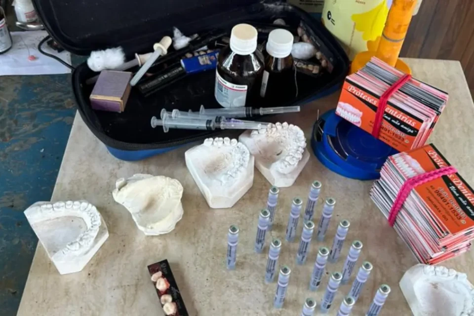 Medicamentos e dentaduras apreendidos - (Foto: reprodução/PC)