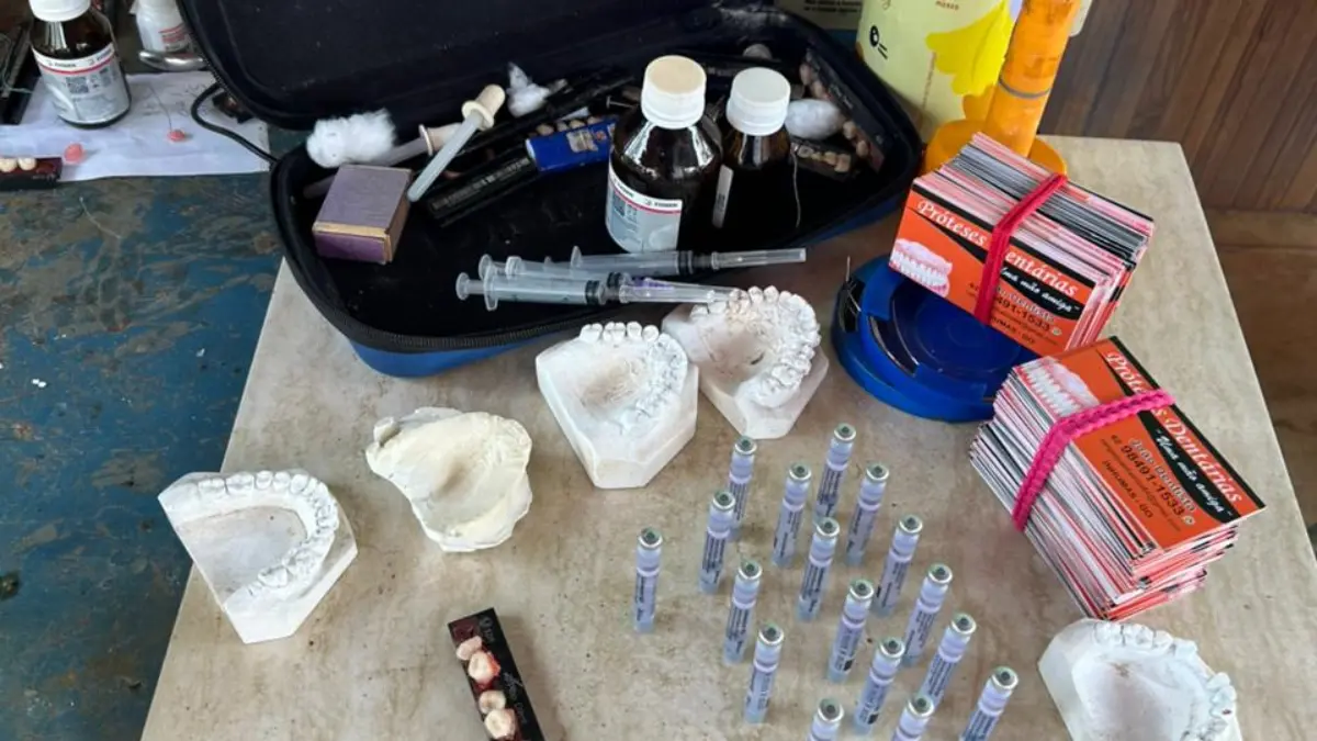Medicamentos e dentaduras apreendidos - (Foto: reprodução/PC)