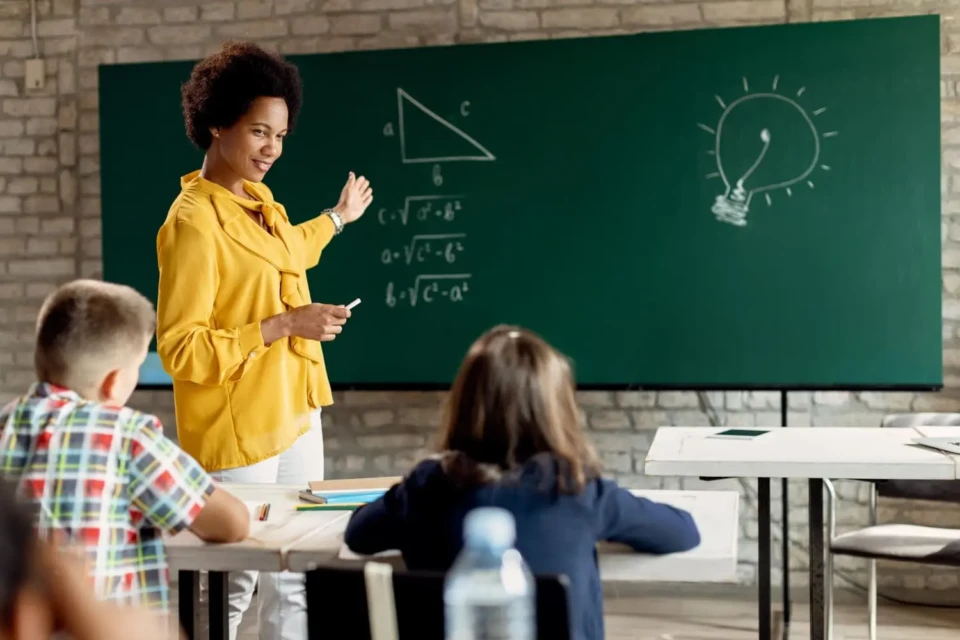Professores terão até 15% de desconto em hotéis pelo país até 2027 Benefício vale para docentes das redes pública e privada