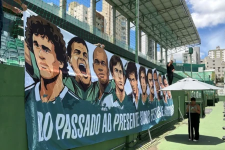 Torcida do Goiás cria faixa para homenagear ídolos históricos do clube