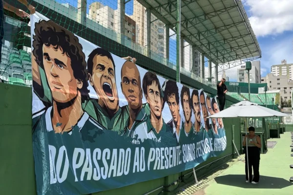 Torcida do Goiás cria faixa para homenagear ídolos históricos do clube