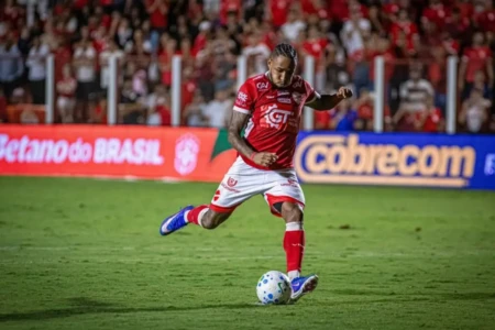 Rafa Silva em jogo do Vila Nova