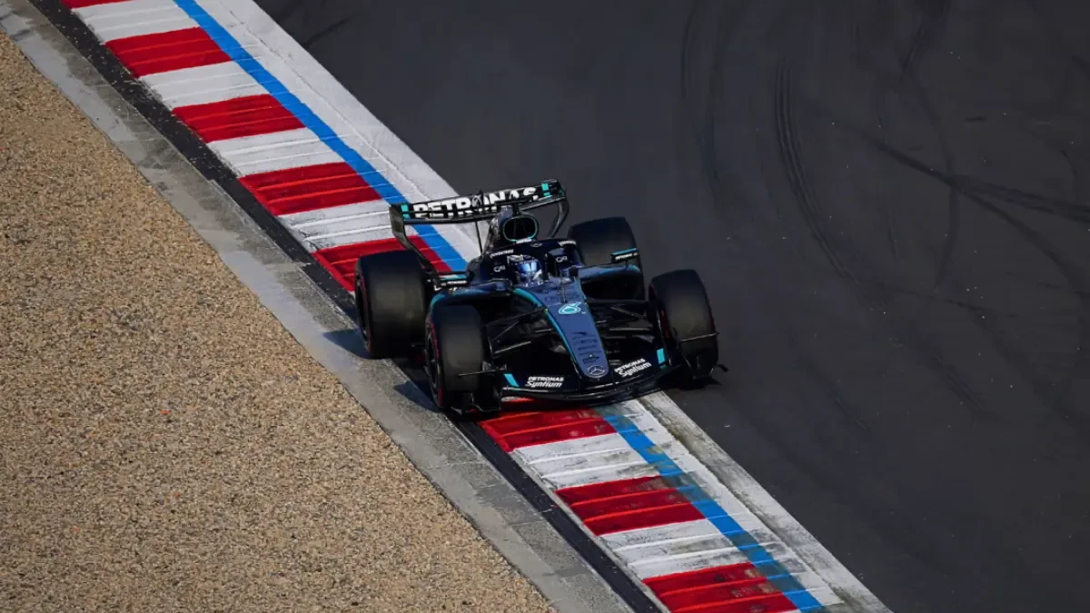Carro da Mercedes durante treino do GP da China de Fórmula 1