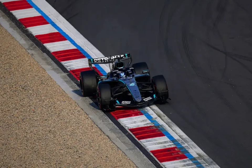 Carro da Mercedes durante treino do GP da China de Fórmula 1