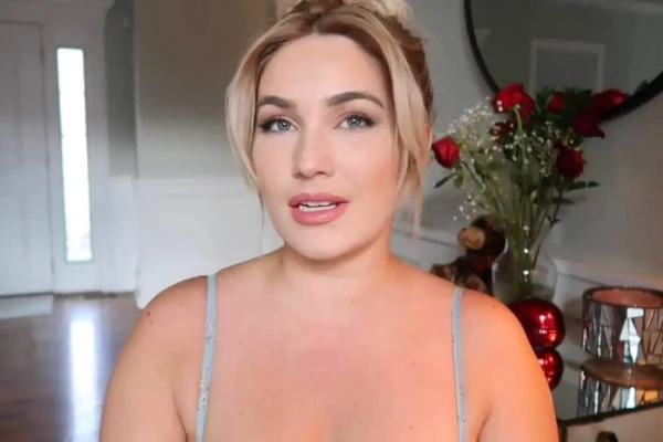 Influencer que vendia ‘puns’ engarrafados passa a lucrar com comida mastigada; veja fotos Estrela de reality fatura R$ 260 mil por semana