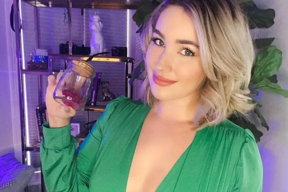 image Influencer que vendia ‘puns’ engarrafados passa a lucrar com comida mastigada; veja fotos