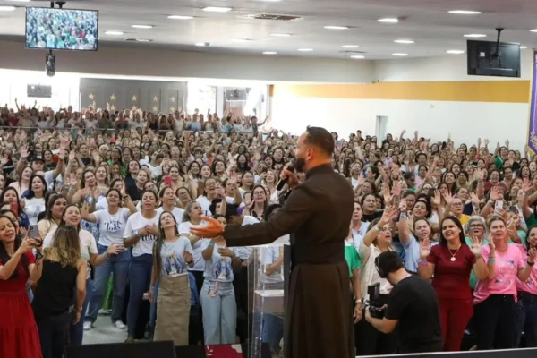 Congresso Agraciadas: 'Quando uma mulher fortalece a sua fé, também fortalece o ambiente ao seu redor', diz padre Marcos