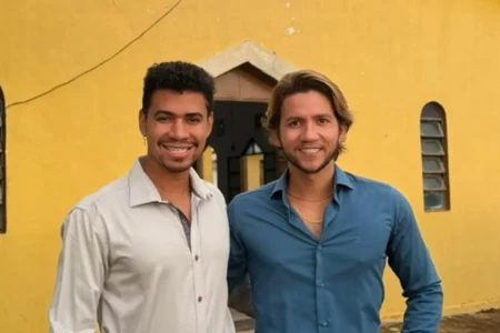 Casal denuncia homofobia de padre em casamento: 'Nosso amor não é uma desgraça'