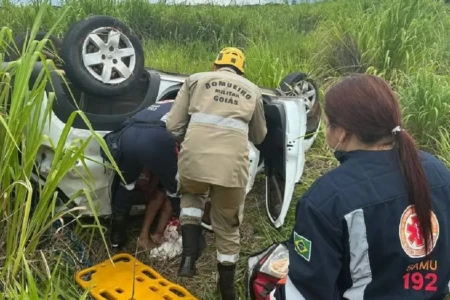 Imagem mostra momento em que equipes prestam socorro às vítimas do acidente