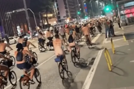 Pedalada Pelada na Paulista protesta contra invisibilidade do ciclista