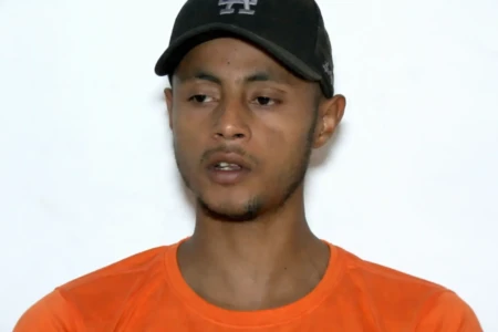 Jovem é preso por engano na Rodoviária de Goiânia e vai para a cadeia após erro em mandado confundido com investigado por tráfico de drogas