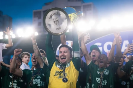 Jogadores do Goiás levantam troféu do Goianão