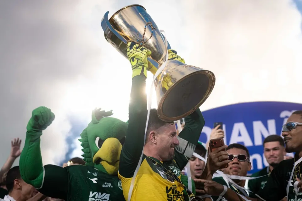 Jogadores do Goiás comemoram o título do Goianão
