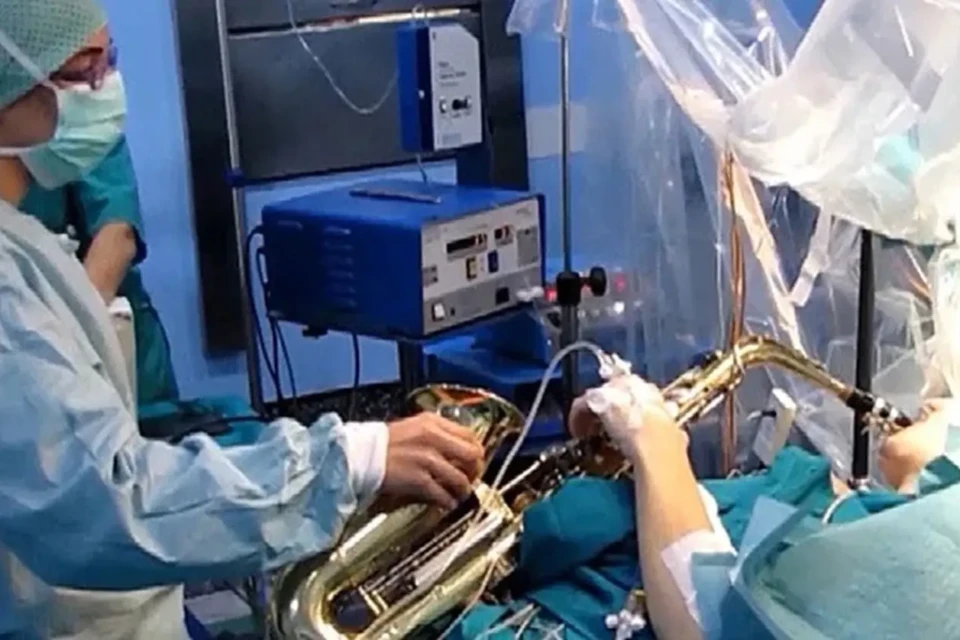 Carlos Aguilera, de Málaga (Espanha), tinha 38 anos Morre o músico famoso por tocar saxofone durante cirurgia cerebral