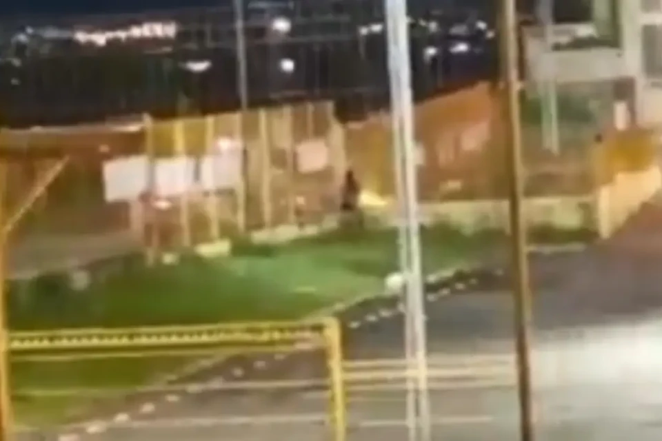 Mulher foi notada por visinhos, que acionaram a PM - (Foto: reprodução/TV Anhanguera)