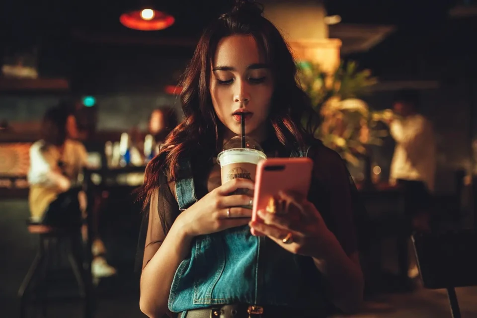 ECA Digital proíbe rolagem infinita, autoplay de vídeos e notificações com apelo emocional (Foto: Pixabay)