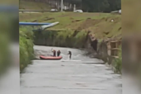 Bombeiros ainda procuram por mulher que está desaparecida depois de ser levada por cabeça d'água. (Foto: divulgação)