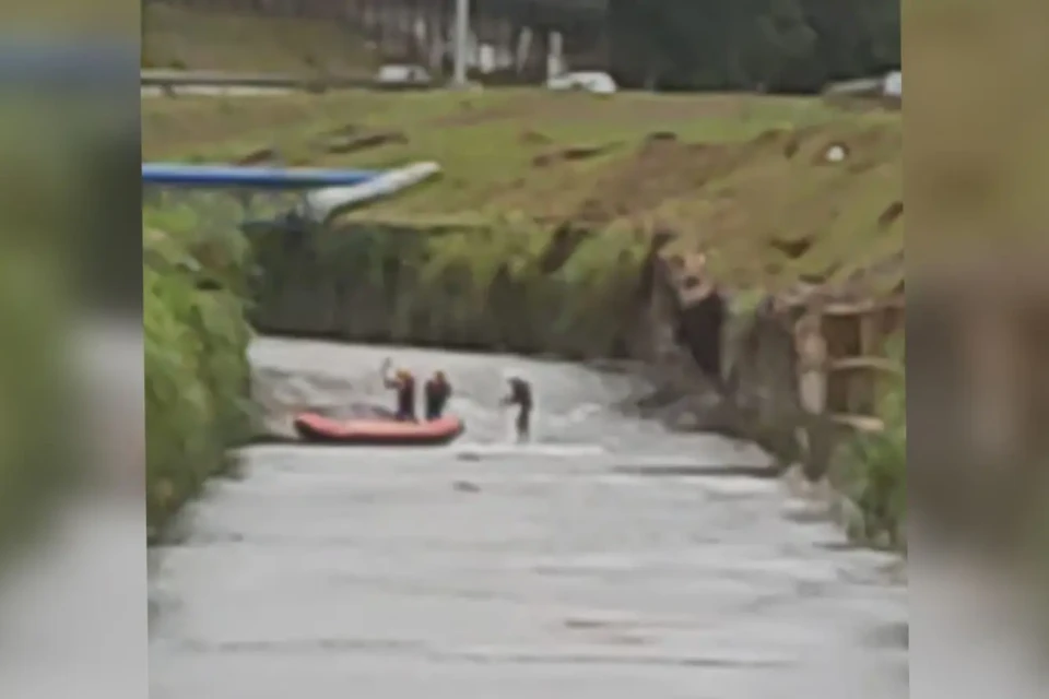 Bombeiros ainda procuram por mulher que está desaparecida depois de ser levada por cabeça d'água. (Foto: divulgação)