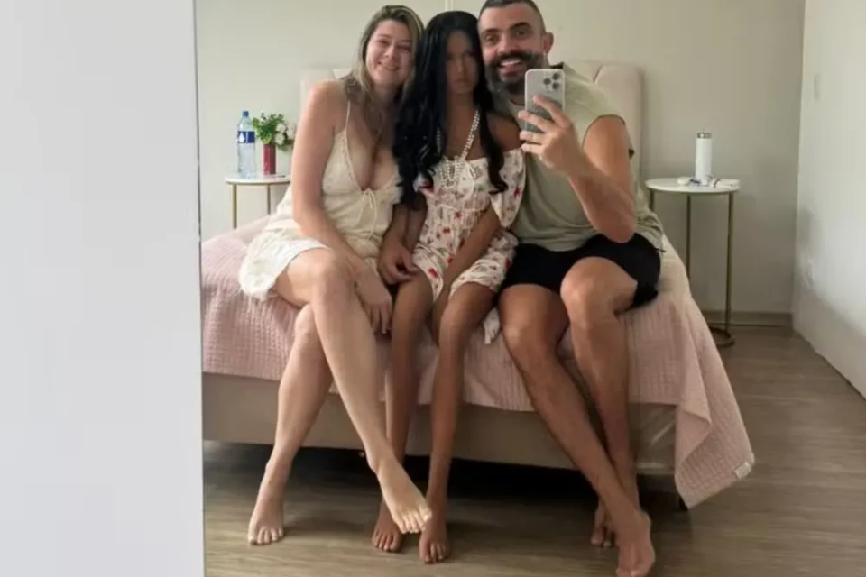 image “Maior corno do mundo” e influencer que fez sexo com fantasma se casam com boneca realista; veja fotos