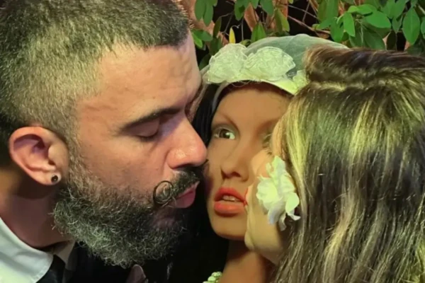 Bella Mantovani Vagner Macedo Maior corno do mundo e influencer que fez sexo com fantasma se casam com boneca realista fotos