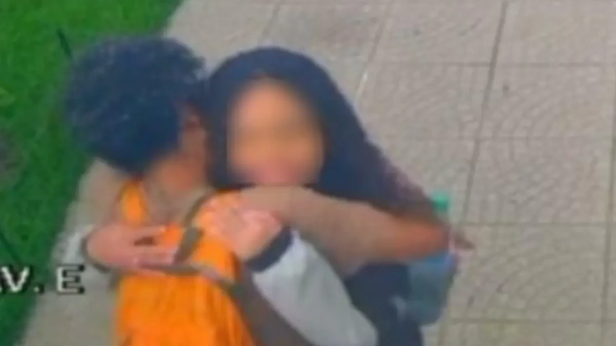 Imagem mostra jovem que desapareceu na sexta-feira se encontrando com uma mulher, na Av. E