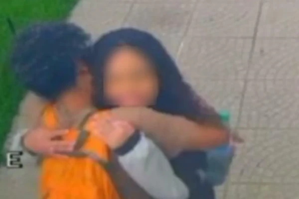 Imagem mostra jovem que desapareceu na sexta-feira se encontrando com uma mulher, na Av. E