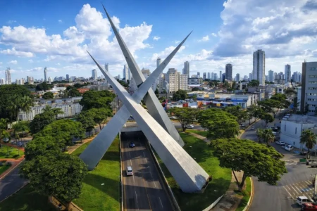 Embaixada da Irlanda Goiânia entra em circuito internacional e ilumina Viaduto Latif Sebba de verde no Dia de São Patrício; veja fotos