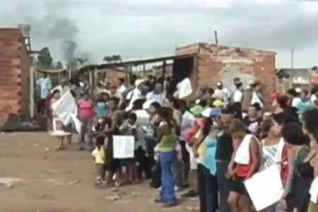 Famílias em protesto após a desocupação - (Foto: reprodução/Documentário Parque Oeste)