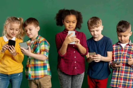 Eca digital: como Lei Felca muda proteção de crianças na internet; entenda as novas regras impactam crianças e adolescentes