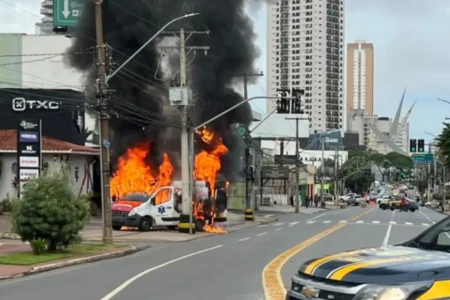 Ambulância pega fogo e risco de explosão causa interdição da 87 no Setor Sul em Goiânia