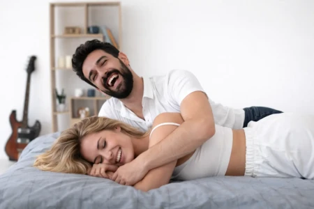 Sexo entre amigos fortalece vínculos? 69% das mulheres e 47% dos homens afirmam já ter feito alinhar expectativas e evitar conflitos relação