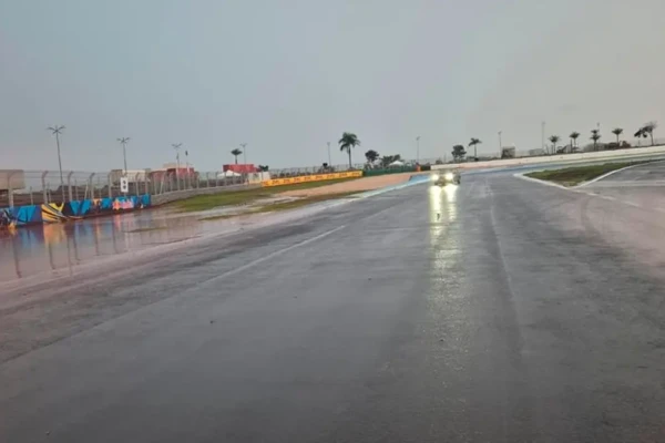 Imagem da pista molhada foi feita pela organização após a chuva desta terça em Goiânia (Foto: divulgação)