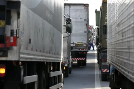 Caminhoneiros de Goiás aguardam conversa com o governo para decidir sobre paralisação