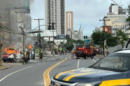 Ambulância que pegou fogo em Goiânia transportava criança cadeirante para hospital