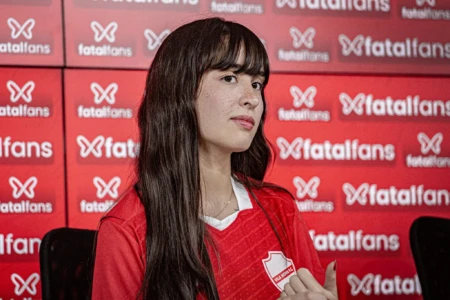 Martina Oliveira, com a camisa do Vila Nova