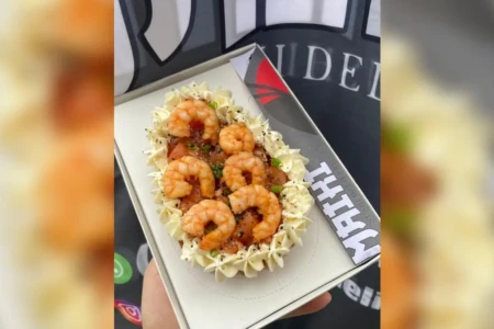 Restaurante de Anápolis atrai clientes com 'ovo de Páscoa de sushi'