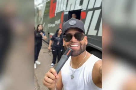 Assista: goiano fica preso em congestionamento e decide fazer show na BR-040 (Foto: Reprodução)