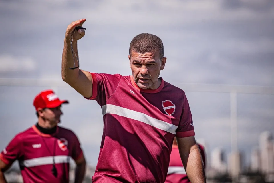 Umberto Louzer em treino no Vila Nova