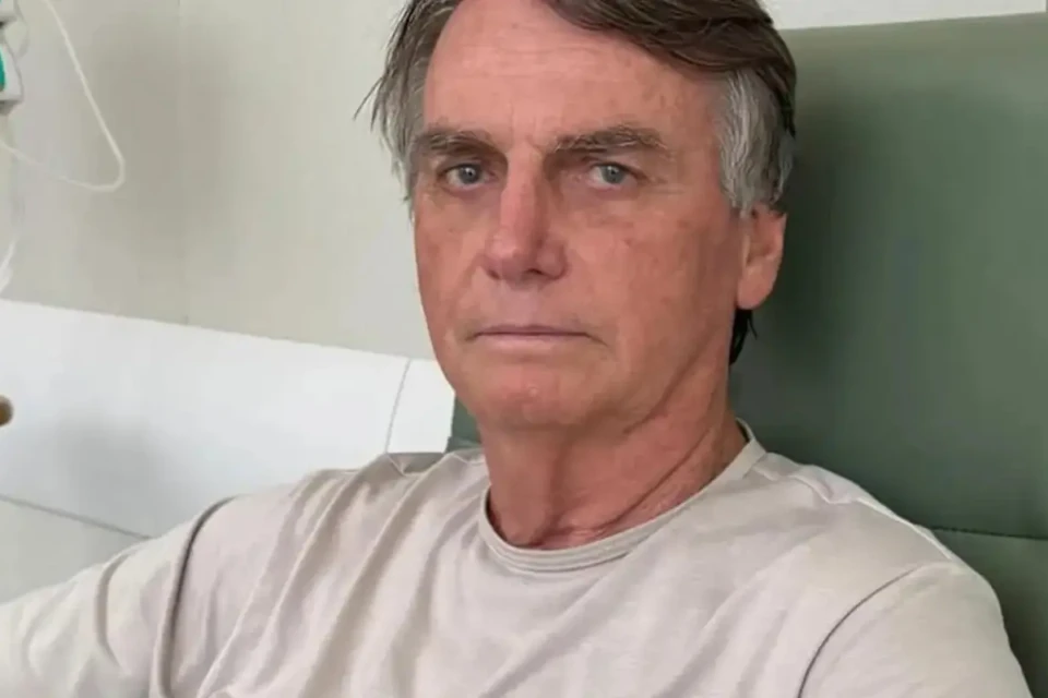 Bolsonaro recebe alta de hospital em Brasília e fica em prisão domiciliar Ex-presidente estava internado após passar mal na Papudinha
