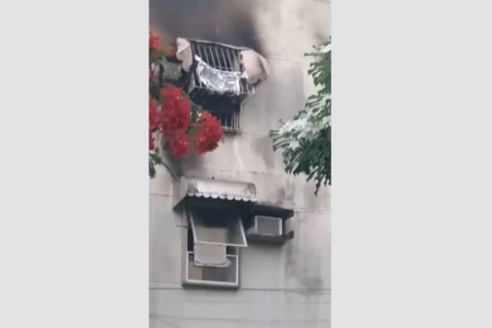 Duas crianças morrem tentando fugir de incêndio em prédio no Recife Meninos de 9 e 11 anos tentaram escapar por janela