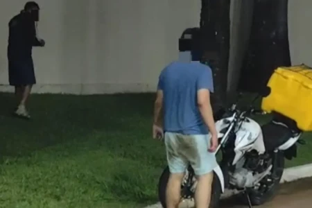 Entregador tentando se afastar de morador após ser agredido - (Foto: reprodução/redes sociais)