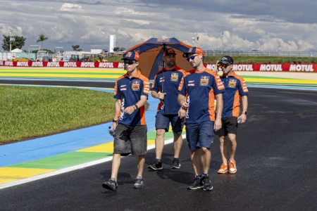 Pilotos andam pelo autódromo de Goiânia antes dos treinos da MotoGP