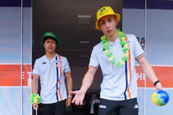 Japonês Ai Ogura e espanhol Raúl Fernández da MotoGP