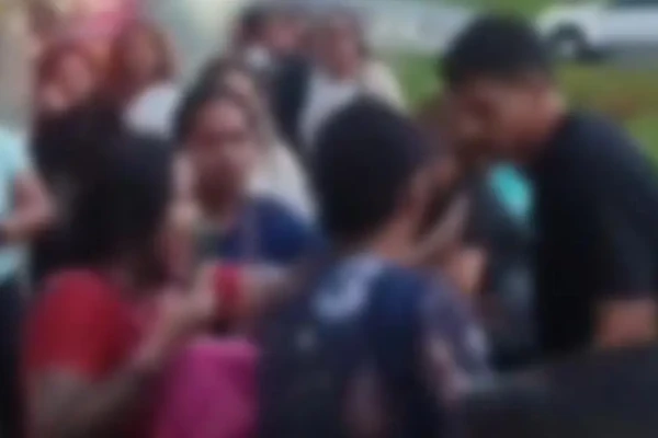 Jovem olhando ferimento após descer do ônibus - (Foto: material cedido ao Mais Goiás)