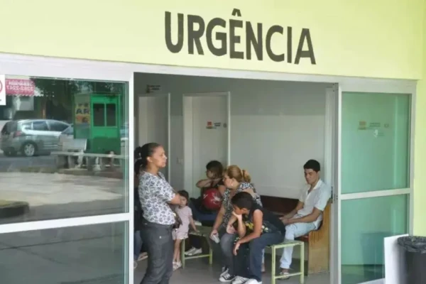 Imagem mostra pacientes aguardando por atendimento em posto de saúde da capital