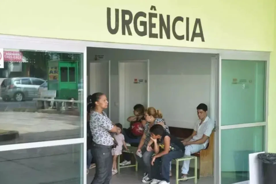 Imagem mostra pacientes aguardando por atendimento em posto de saúde da capital