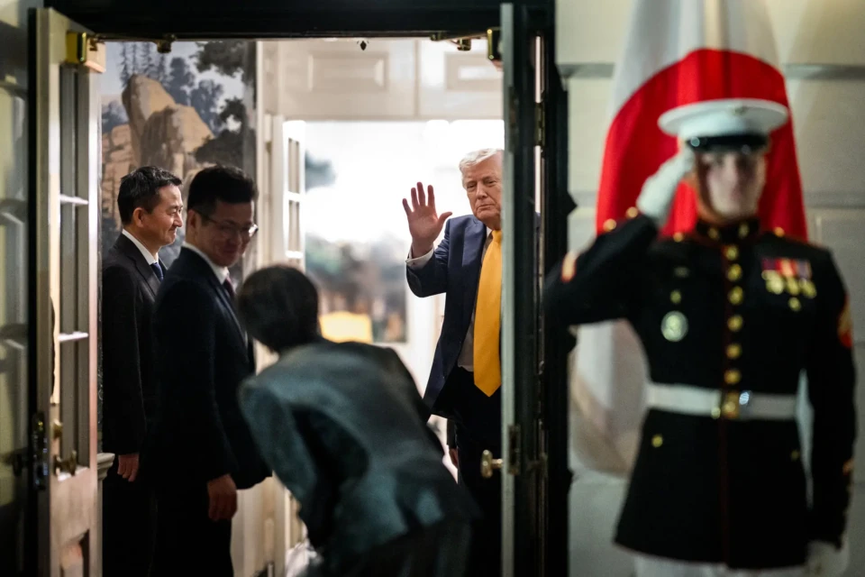 Presidente Trump acena para a primeira-ministra do Japão Sanae Takaichi (Foto: Casa Branca)
