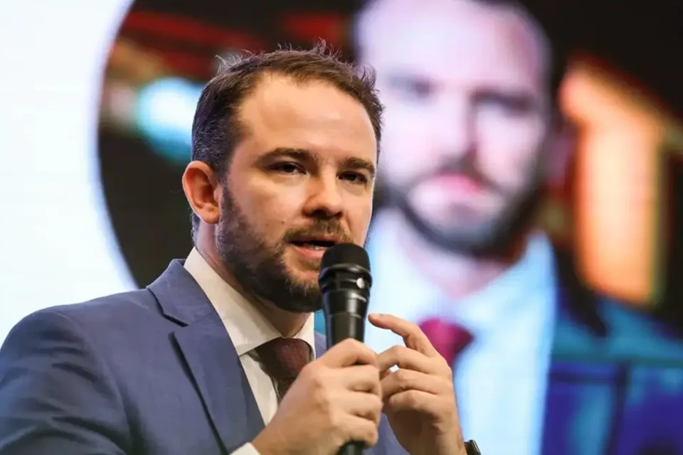 Governo buscará alternativas se estados não baixarem ICMS do diesel, diz Durigan em primeira entrevista