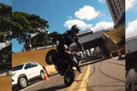 Imagem mostra manobra do piloto